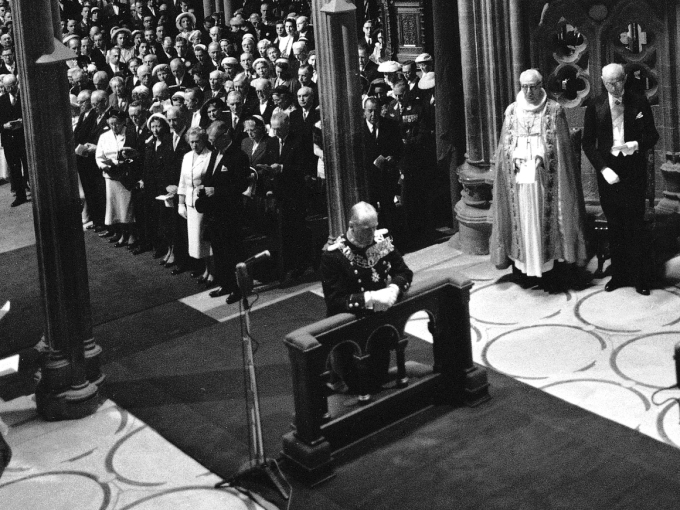 Kong Olav ble signet i Nidarosdomen 22. juni 1958. Foto: Scanpix